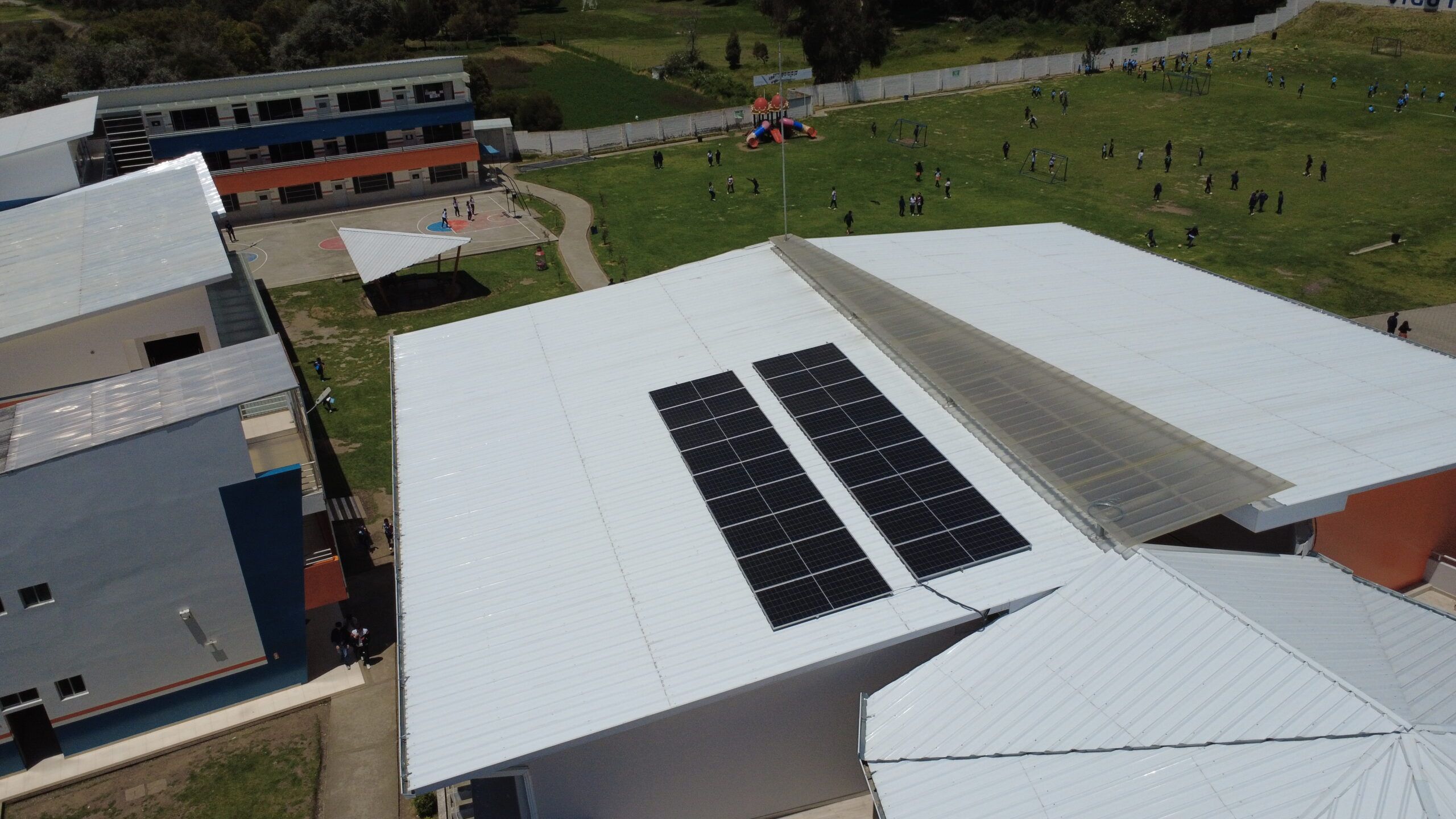 Impulsamos un futuro sostenible: instalación de paneles solares en la Sección Secundaria